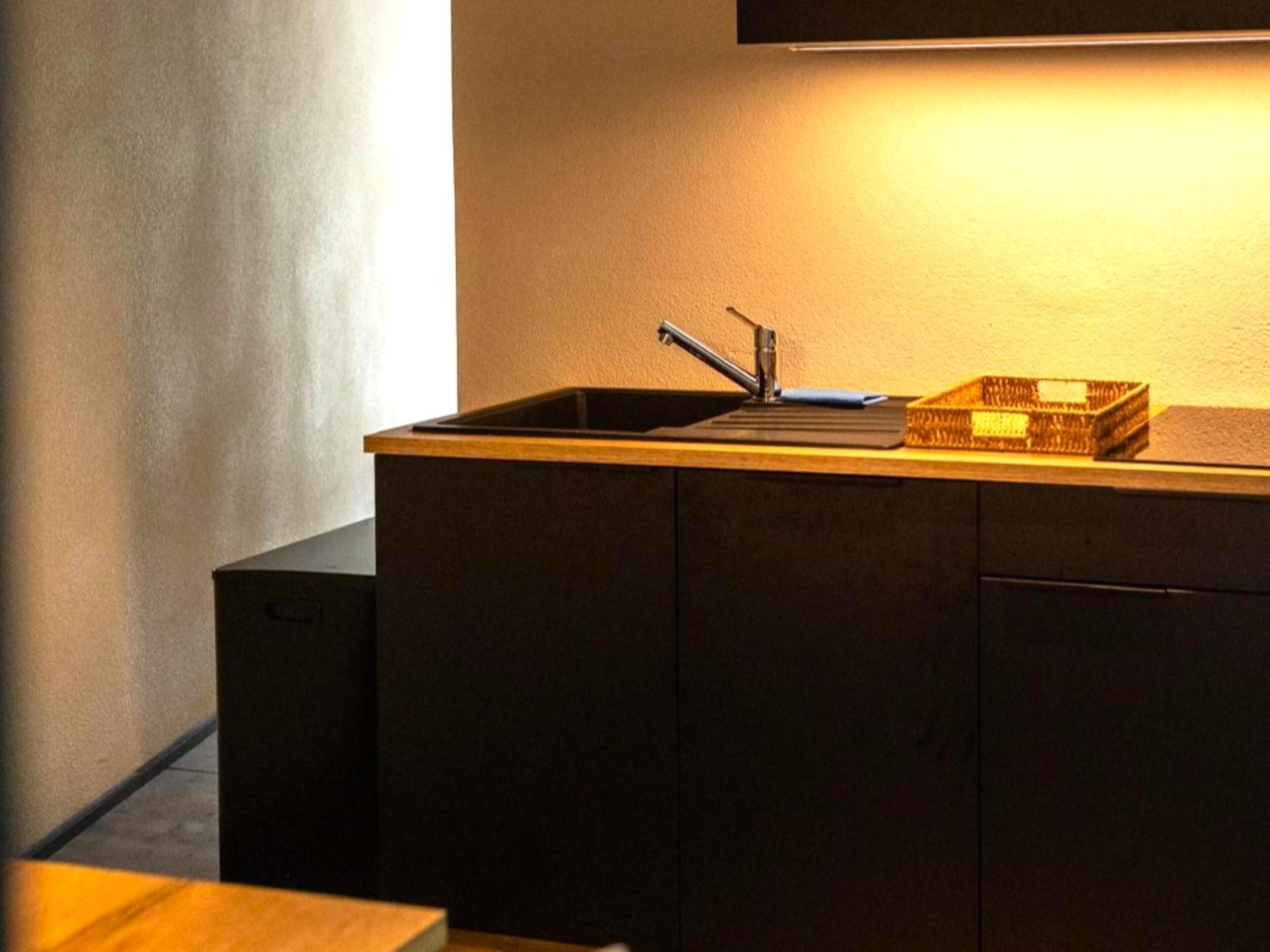 Micro-ondas, fogão, cooktop, cafeteira/chaleira