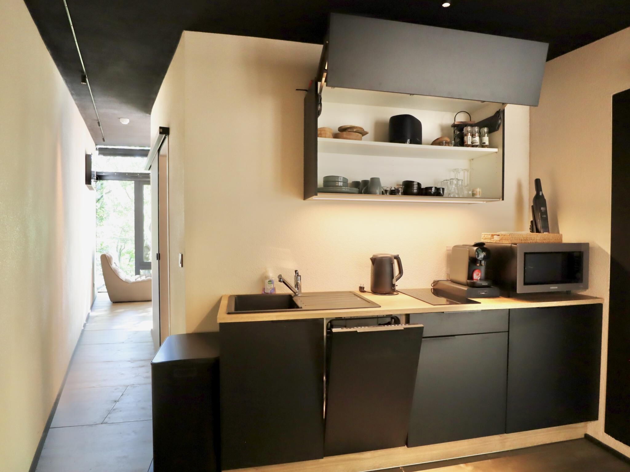 Cafeteira/chaleira, micro-ondas, fogão, cooktop