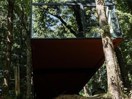 Property grounds. A treehouse in the heart of La Roche