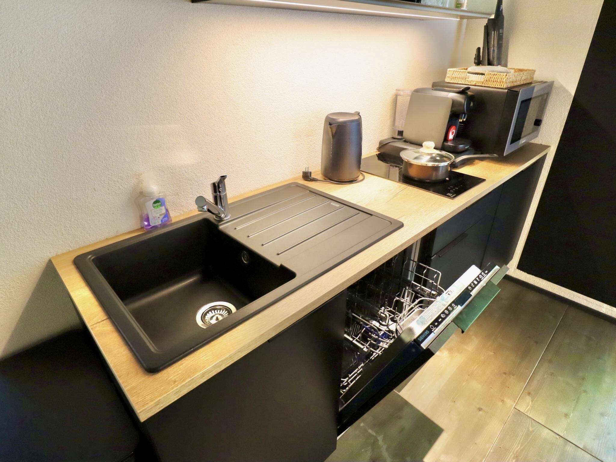 Cafetière/bouilloire, micro-ondes, four, plaque de cuisson