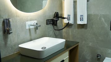 Haartrockner, Handtücher, Seife, Shampoo