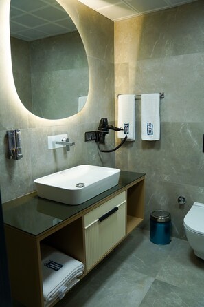 Hair dryer, towels, soap, shampoo - Tetrainn Hotel (Ankara)