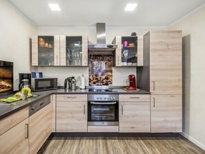 Jääkaappi, mikroaaltouuni, uuni, liesi