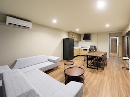 Deluxe Room - 85 sqm with 6 Beds | WiFi (free), bed sheets