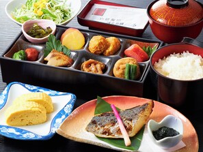 Daily Japanese breakfast (JPY 3300 per person)