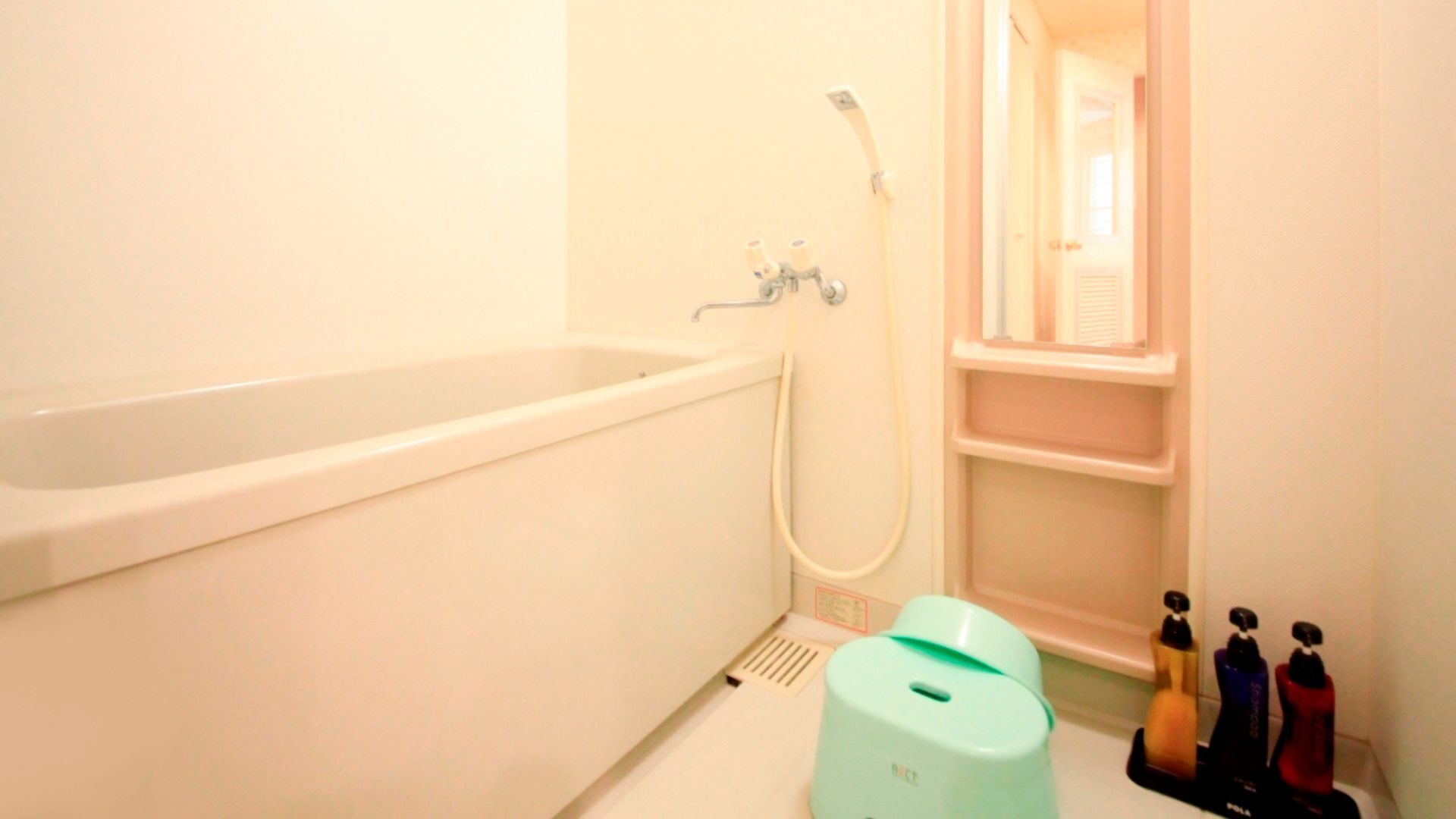 Ensemble douche/baignoire, sèche-cheveux, serviettes fournies, savon