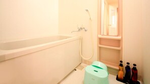 Ensemble douche/baignoire, sèche-cheveux, serviettes fournies, savon