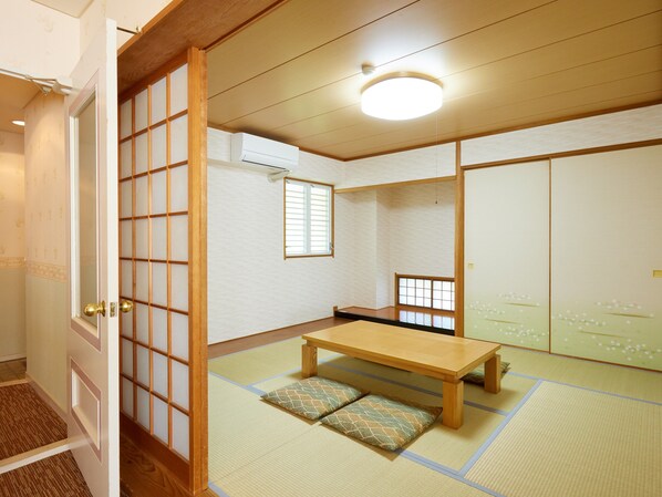 Room, Multiple Beds, Lanai | Free WiFi