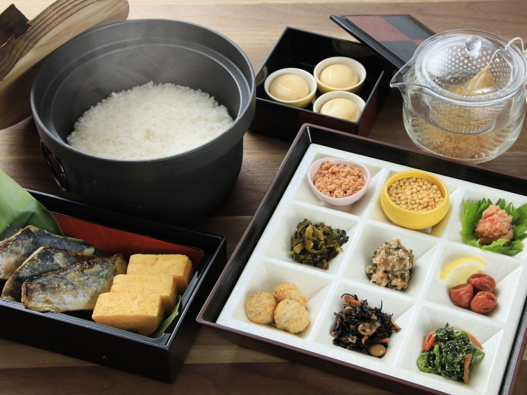 En traditionell japansk måltid med ris, fisk, tofu och olika tillbehör.