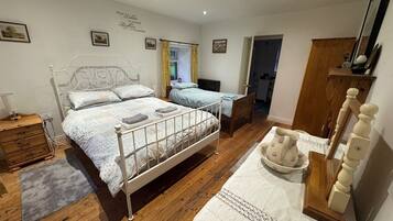 Habitación familiar, vistas al jardín | Tabla de planchar con plancha y wifi gratis