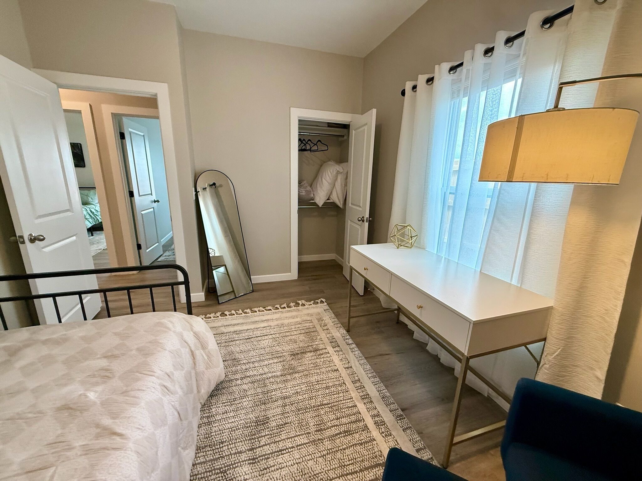 3 habitaciones, tabla de planchar con plancha, internet y ropa de cama 