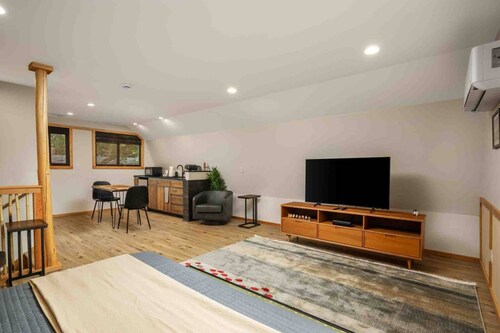 Bamboo Haven: Tranquil Studio Nestled Off-Street with Chic Zen-Inspired Decor, 7 Miles to Portland