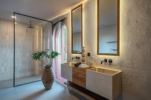 Luxury-Villa, 4 Schlafzimmer, Nichtraucher, eigener Pool | Badezimmer | Kostenlose Toilettenartikel, Haartrockner, Bademäntel, Hausschuhe