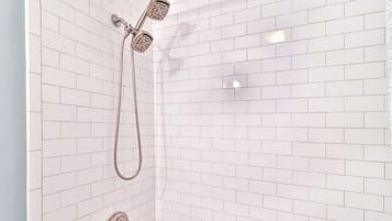 Serviettes fournies, savon, papier toilette