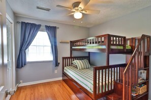 4 bedrooms, iron/ironing board, WiFi, bed sheets