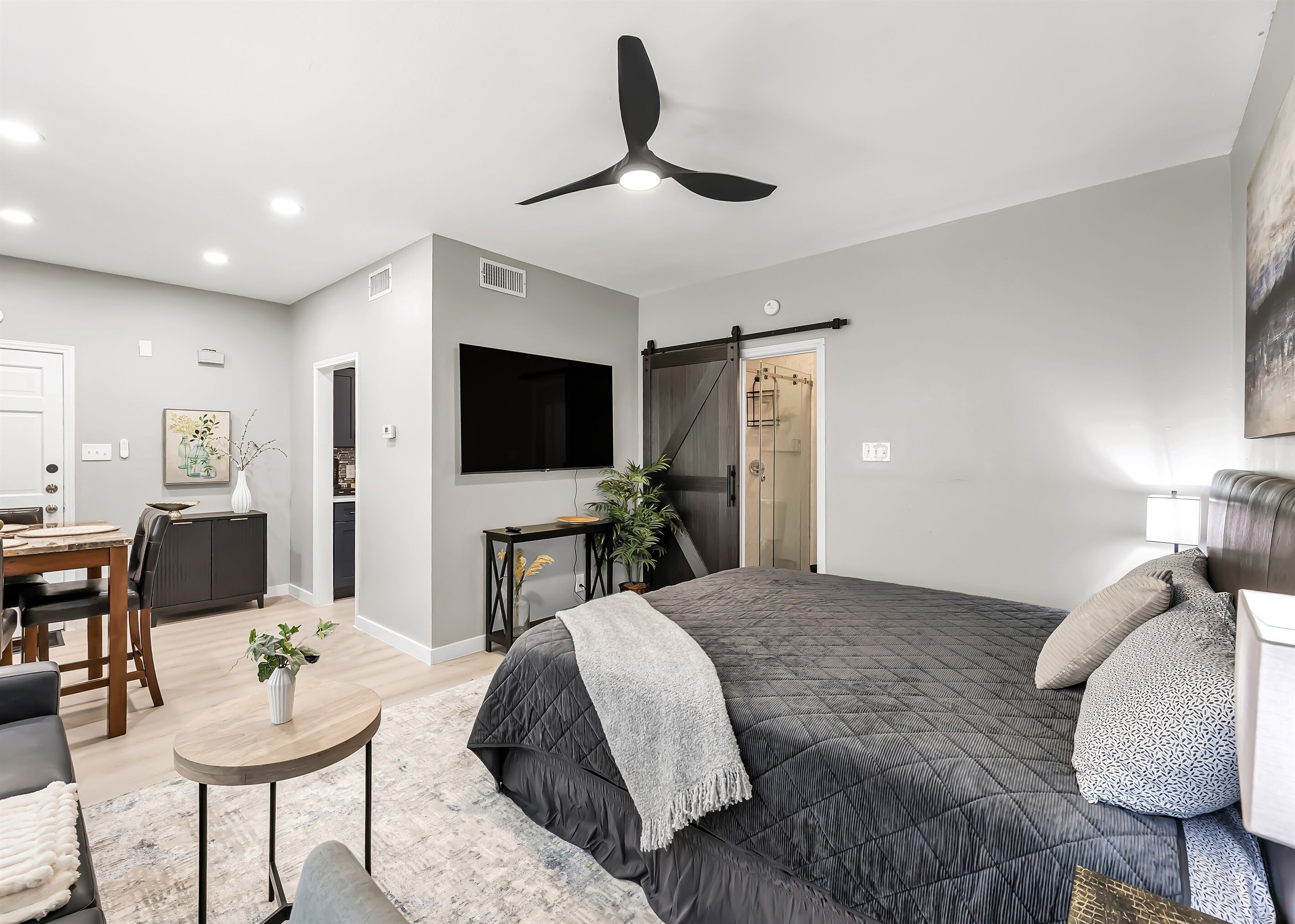 1 habitación, tabla de planchar con plancha, internet y ropa de cama 