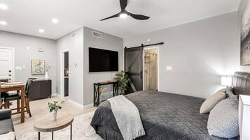 1 habitación, tabla de planchar con plancha, internet y ropa de cama