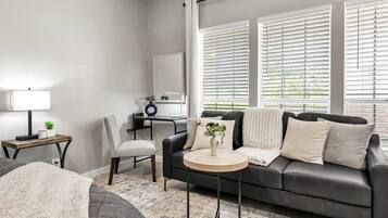 1 habitación, tabla de planchar con plancha, internet y ropa de cama