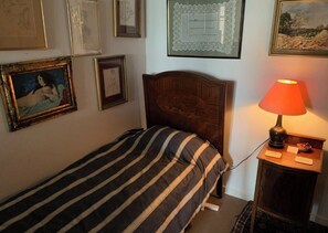 1 chambre, fer et planche à repasser, literie fournie