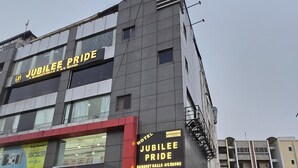 Ett hotell som heter Jubilee Pride, med en skylt som visar att det har bankettsalar och rum med luftkonditionering.