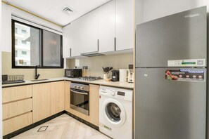 Réfrigérateur, four à micro-ondes, un four, surface de cuisson