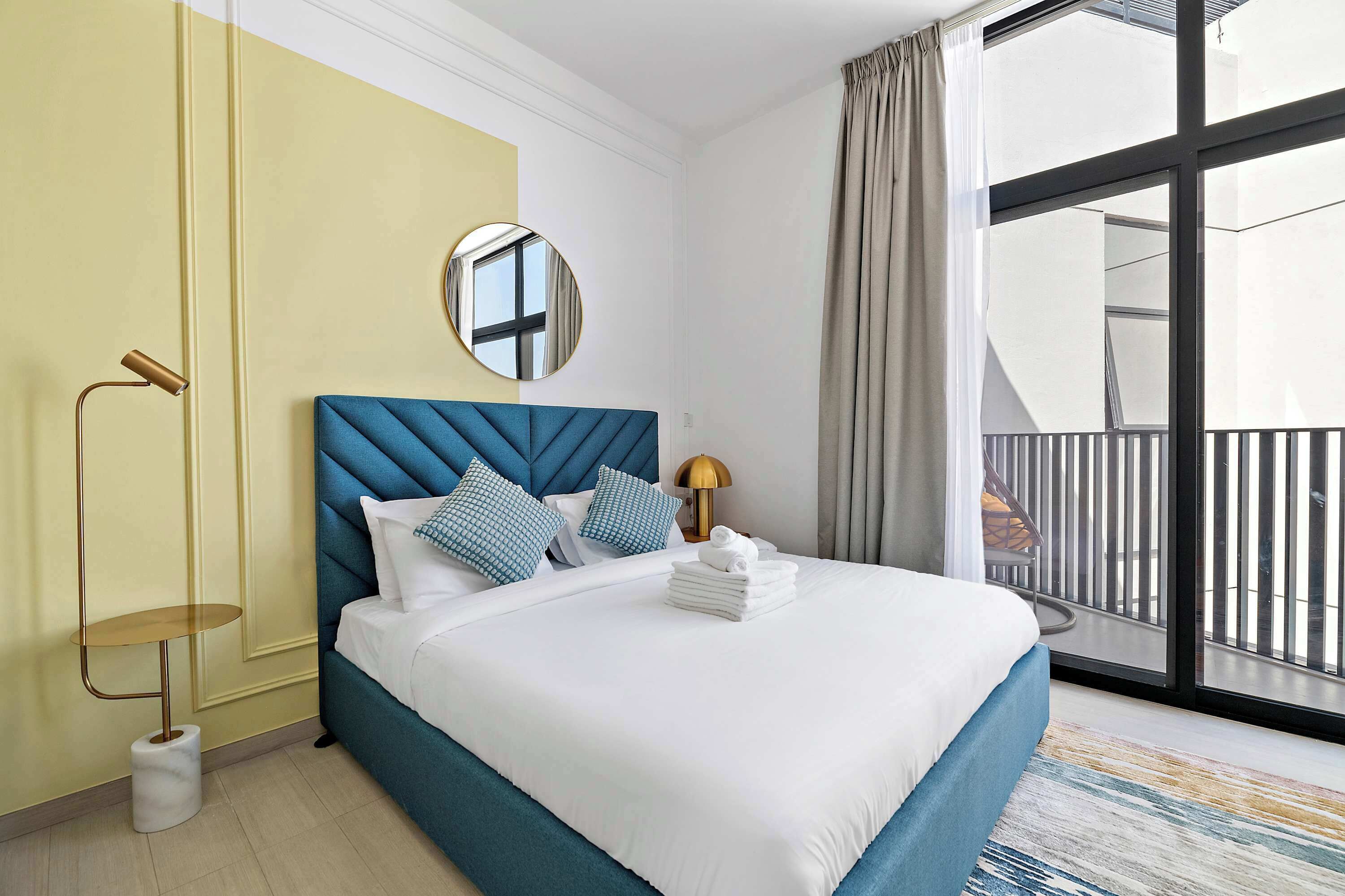 Escritorio, tabla de planchar con plancha, wifi y ropa de cama 