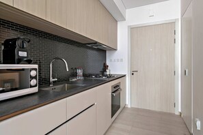 冷蔵庫、電子レンジ、オーブン、コンロ