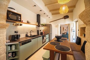 Réfrigérateur, un four, surface de cuisson, lave-vaisselle