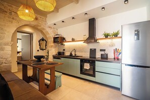 Fridge, oven, stovetop, dishwasher