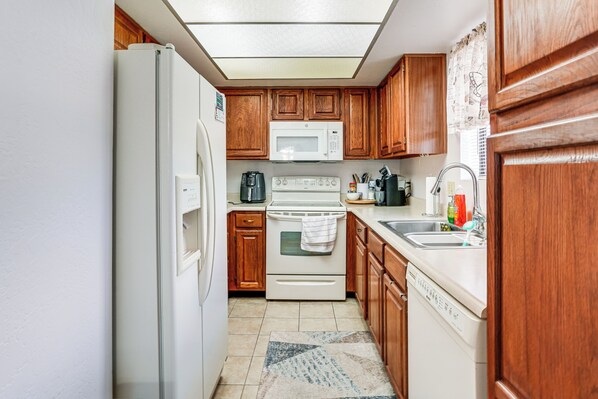 Fridge, microwave, stovetop, dishwasher