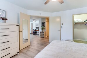 2 bedrooms, desk, Internet, bed sheets