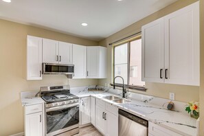 Fridge, microwave, stovetop, dishwasher