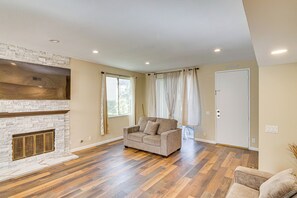 TV, fireplace