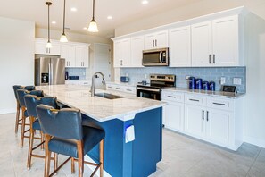 Køleskab, mikrobølgeovn, kogeplade, opvaskemaskine