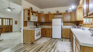 Fridge, microwave, stovetop, dishwasher