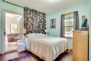 2 bedrooms, desk, Internet, bed sheets - Quiet Rock Rapids Home w/ Deck & Large Yard (Rock Rapids)