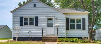 Deck & Spacious Yard: Family Home in Rock Rapids!