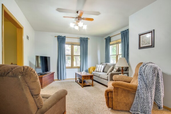 TV, DVD player, books - Quiet Rock Rapids Home w/ Deck & Large Yard (Rock Rapids)