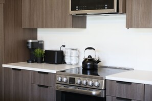 Private kitchen - West Van Luxury Retreat 2BR 2BA Oceanview (West Vancouver)