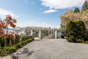 Exterior - West Van Luxury Retreat 2BR 2BA Oceanview (West Vancouver)