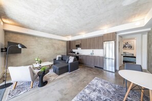 Interior - West Van Luxury Retreat 2BR 2BA Oceanview (West Vancouver)