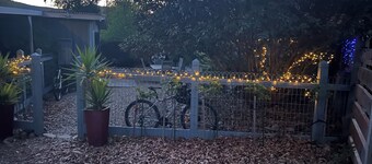 Maple Rose Cottage - pet friendly - park the car and walk everywhere!