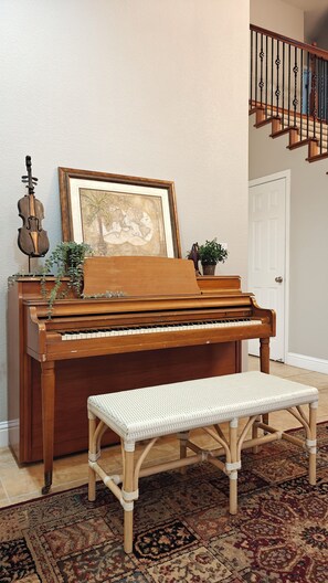 Interior - Fabulous 5-bed/5-bath Home in Sacramento (Sacramento)