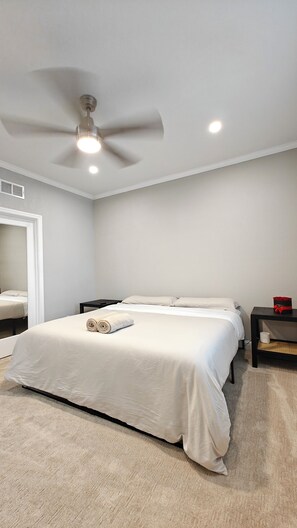 5 bedrooms, iron/ironing board, WiFi, bed sheets - Fabulous 5-bed/5-bath Home in Sacramento (Sacramento)