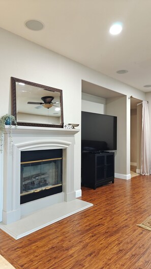 Interior - Fabulous 5-bed/5-bath Home in Sacramento (Sacramento)