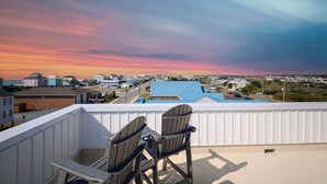 Property grounds - Roof Top Sunsets! Walk to Beach - Bikes - Hot Tub! (Surf City)