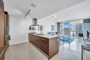 Fridge, microwave, oven, stovetop - Icon Brickell - Seafront Views - Spa Access (Miami)