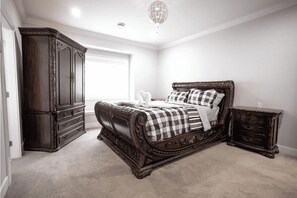 5 bedrooms, iron/ironing board, WiFi, bed sheets - Luxury Delta-Surrey Getaway | 5BR, Sleeps 14 (Delta)