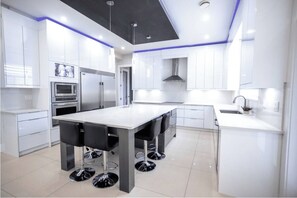 Private kitchen - Luxury Delta-Surrey Getaway | 5BR, Sleeps 14 (Delta)