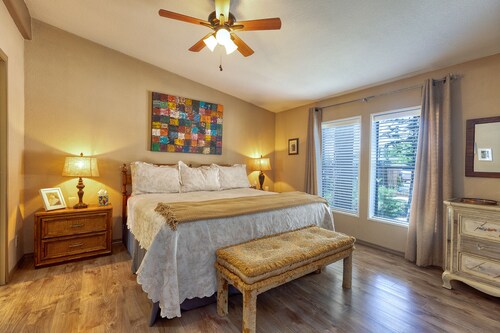 3-bedroom, 2 BA 1450 SF cabin on serene cul-de-sac in Lakeside with AC.
